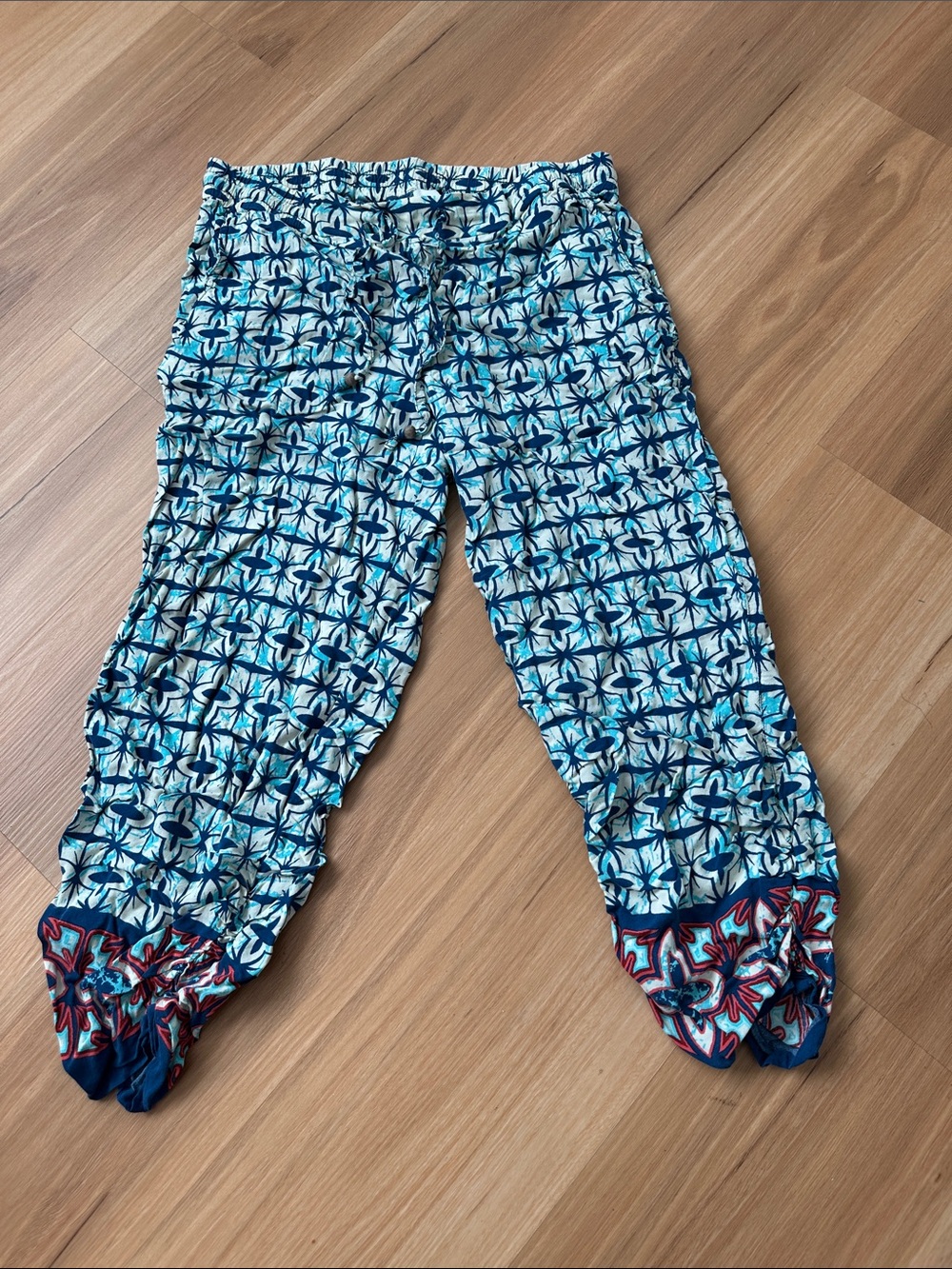 American Rag Blue and White Printed capris
